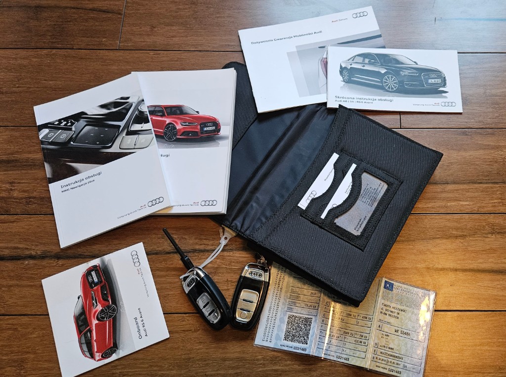 Komplet dokumentacji Audi: instrukcje, gwarancja, kluczyki i dowód rejestracyjny